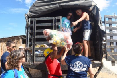 Members form Kiwanis foundation unload toys at a Christmas event where members of Kiwanis Foundation gave away gifts to Wayuu kids at the Manhanaim Rancheria in Cabo de la Vela, Guajira department, Colombia, on December 23, 2017. Photo by Joaquin Sarmiento