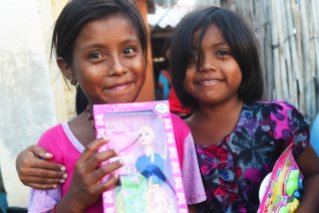 Kids from the Wayuu indigenous etnia pose with their gifts at a Christmas event where members of Kiwanis Foundation gave away gifts to Wayuu kids at the Manhaim Rancheria in Cabo de la Vela, Guajira department, Colombia, on December 23, 2017. Photo by Joaquin Sarmiento